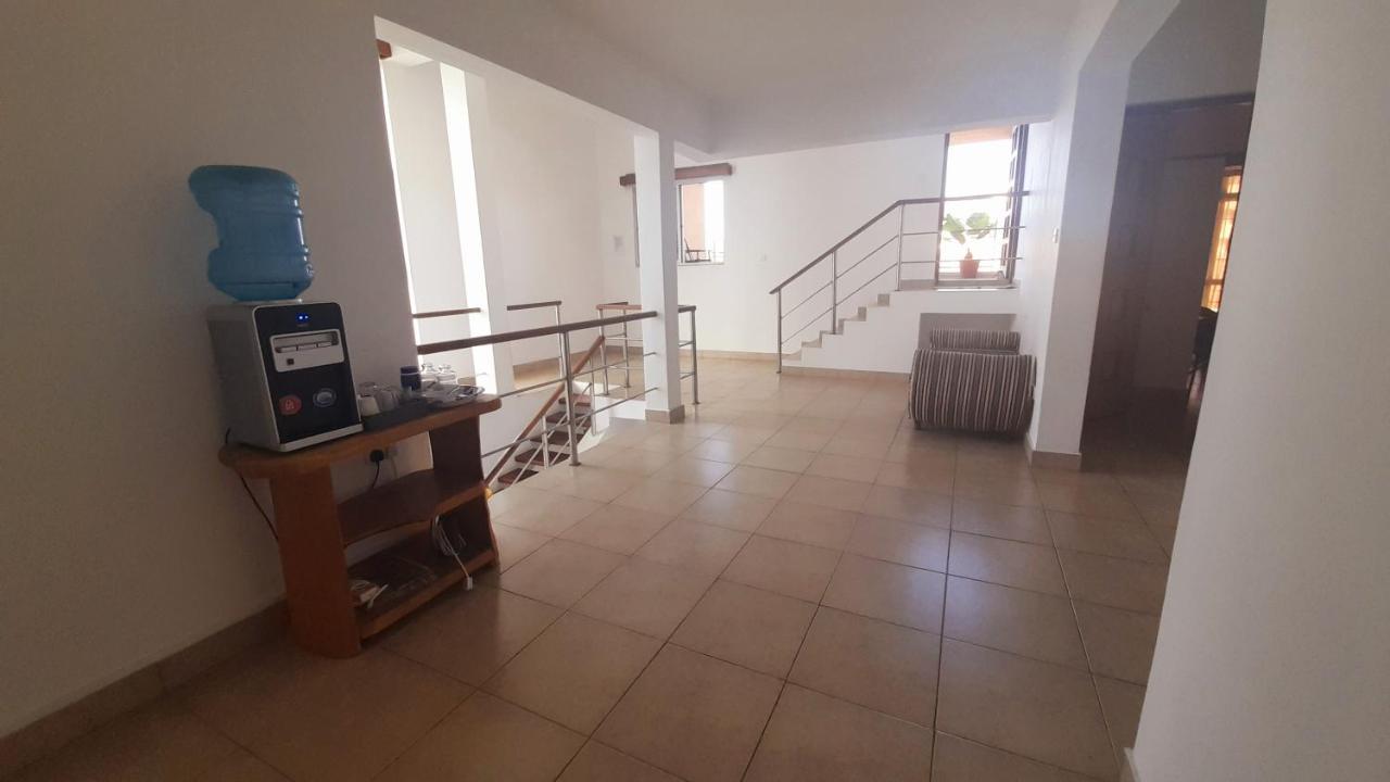 Ary Homestay Nyali- A Walk Away From City Mall モンバサ エクステリア 写真