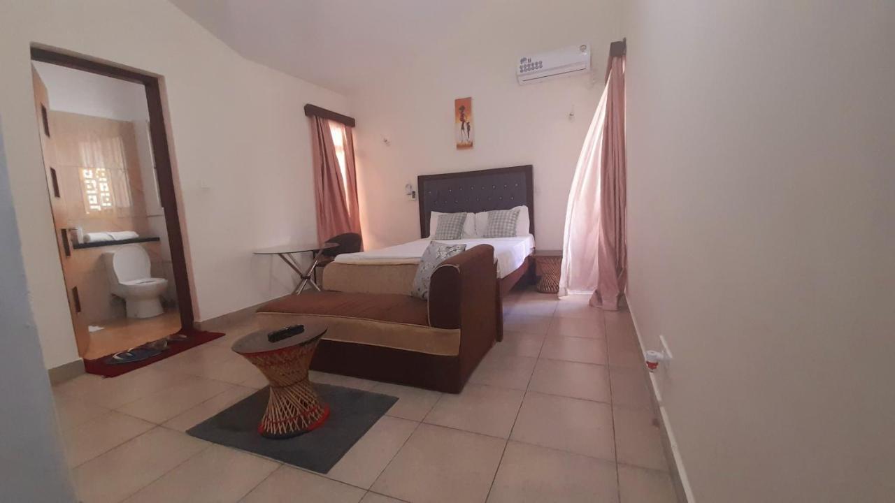 Ary Homestay Nyali- A Walk Away From City Mall モンバサ エクステリア 写真