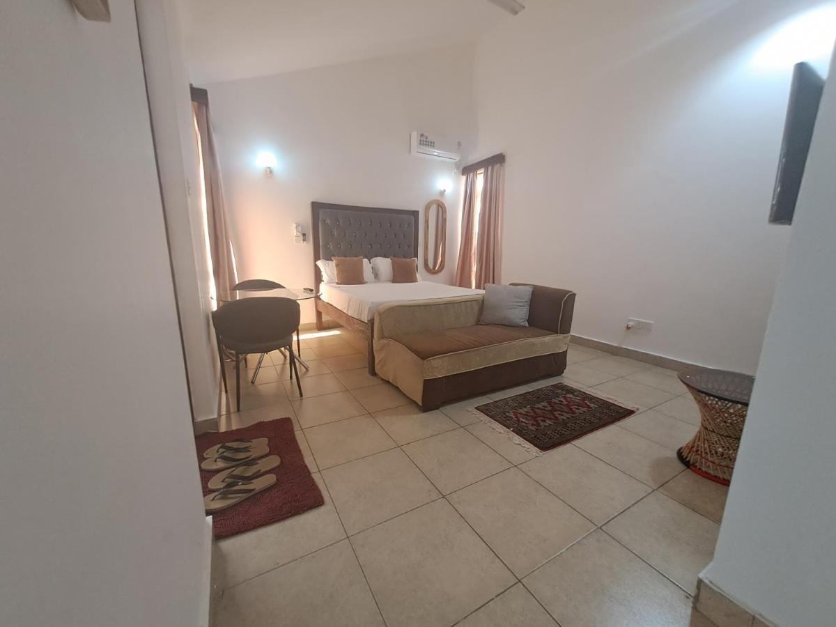 Ary Homestay Nyali- A Walk Away From City Mall モンバサ エクステリア 写真