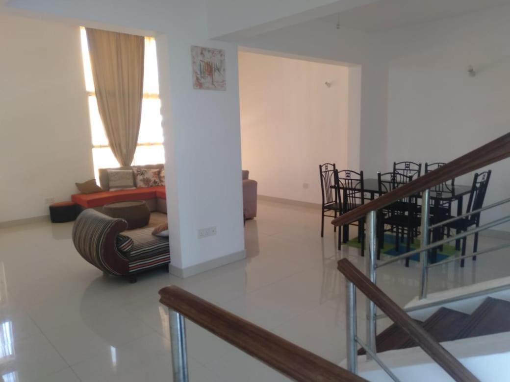 Ary Homestay Nyali- A Walk Away From City Mall モンバサ エクステリア 写真